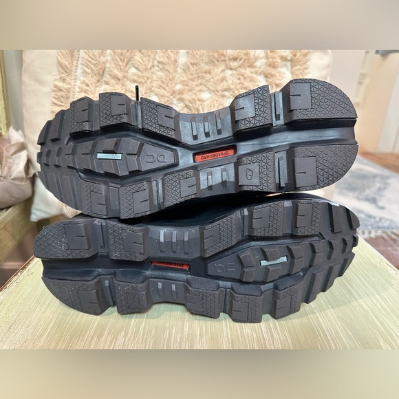 ON CLOUD CLOUDROCK WATERPROOF Sneakers Hi Top Boots Hiking Black - Picture 3 of 9